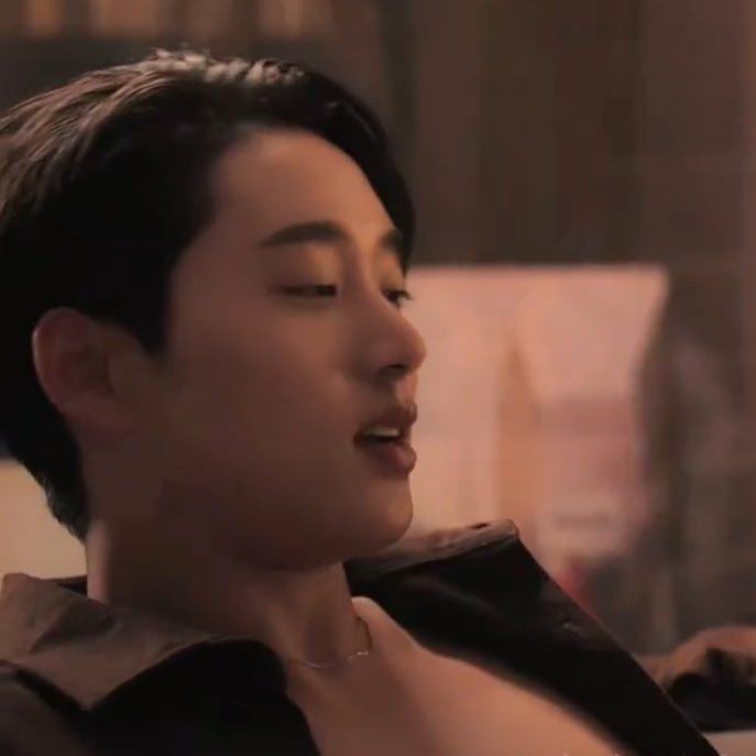 Behind-the-scenes cut of Est Supha Sangaworawong