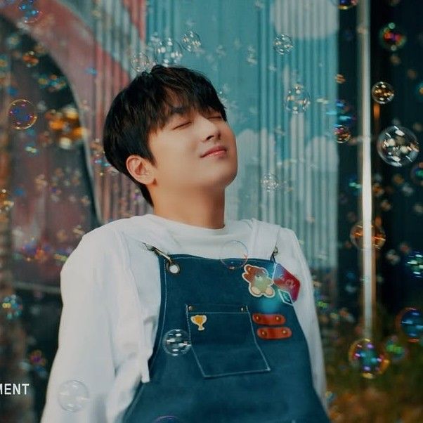 Behind-the-scenes cut of Lee Chanwon