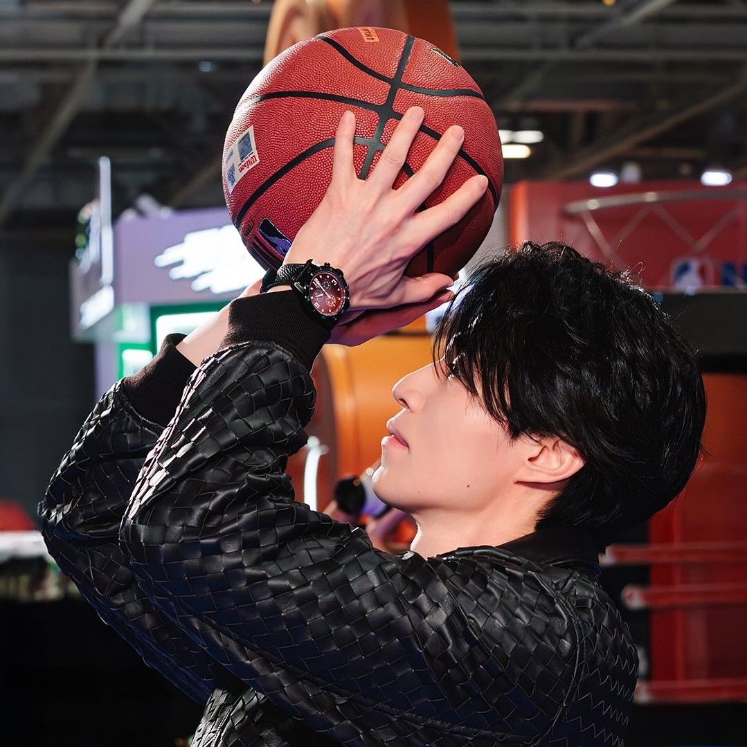 A moment captured by a fan of Lee Dongwook