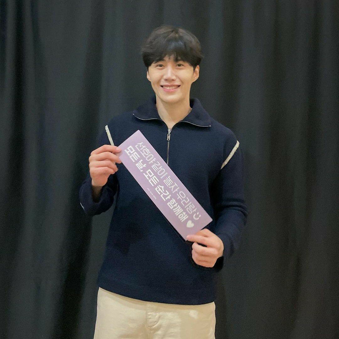 粉絲拍下的金宣虎瞬間