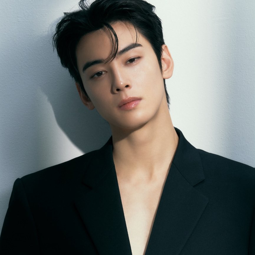 Behind-the-scenes cut of Cha Eunwoo