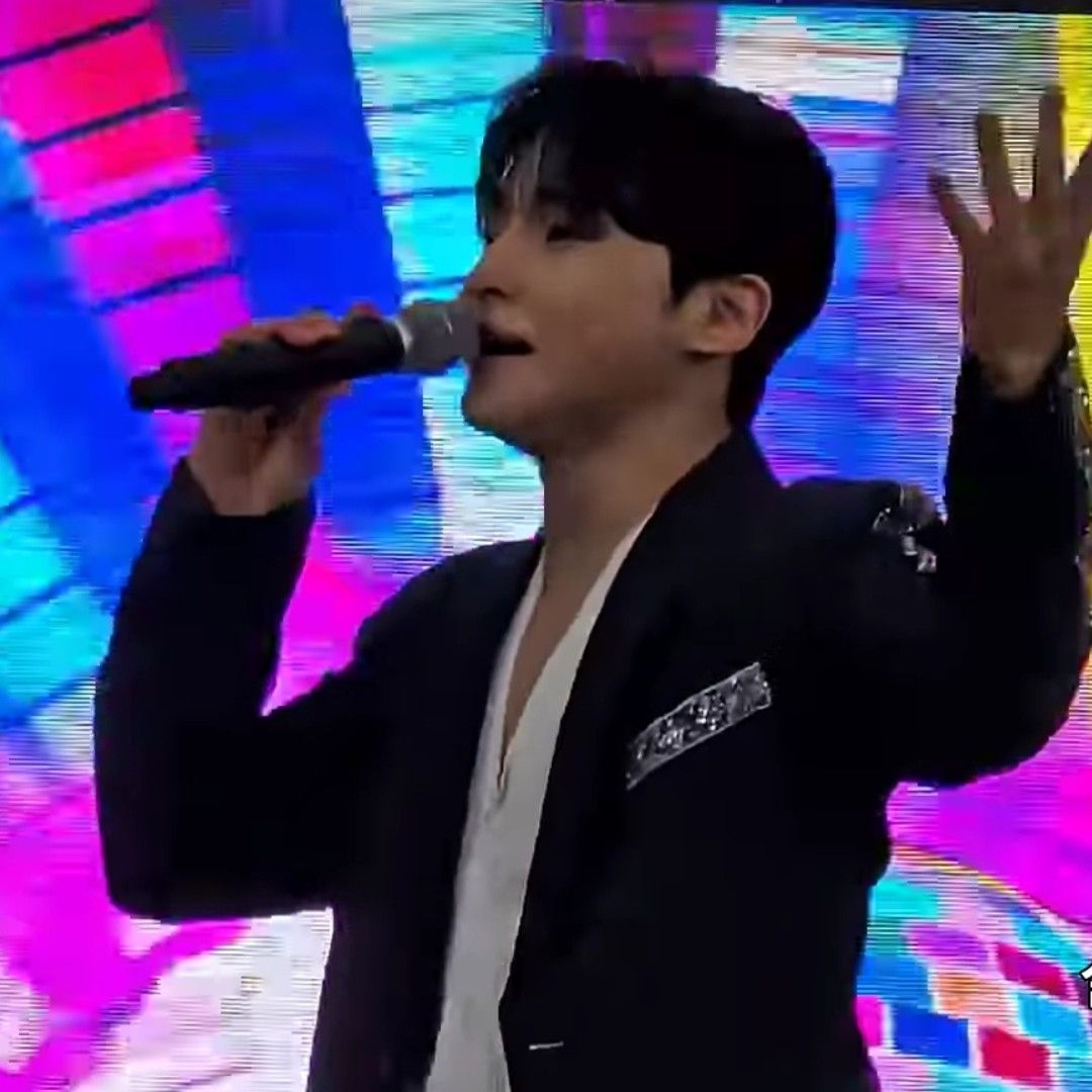 A moment captured by a fan of Seong Ri