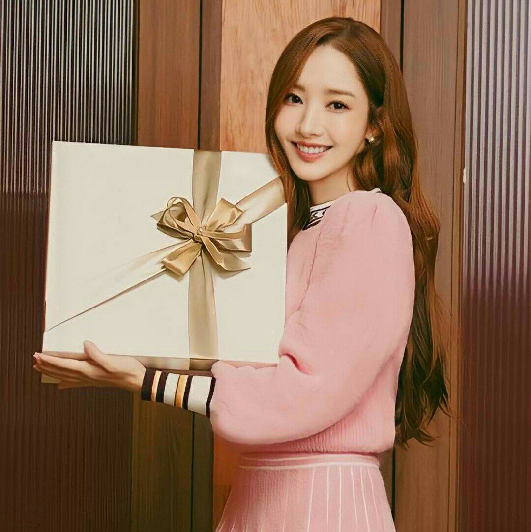 Behind-the-scenes cut of Park Minyoung