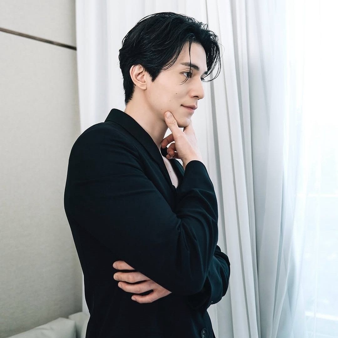 Behind-the-scenes cut of Lee Dongwook