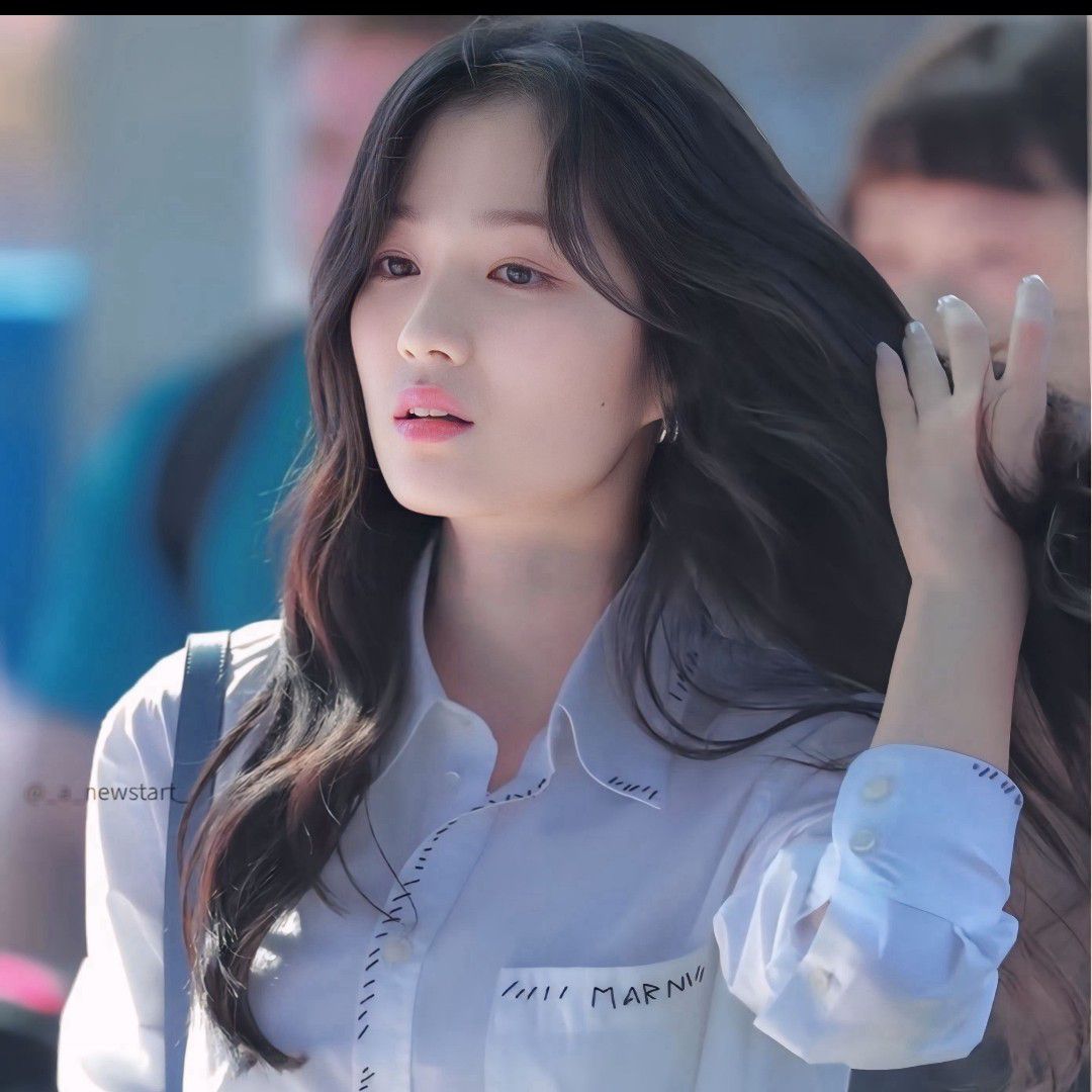 Recent activity shot of Kim Hyeyoon