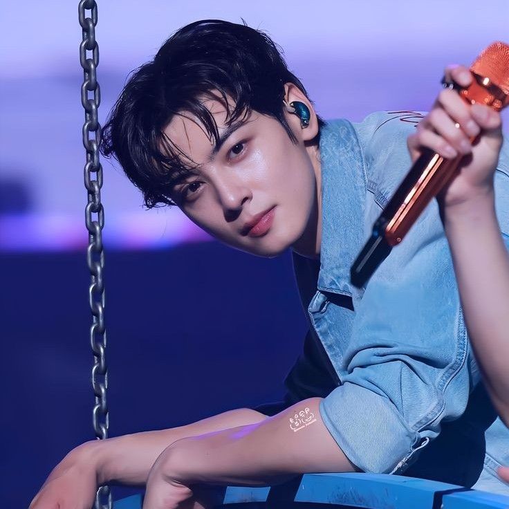 Behind-the-scenes cut of Cha Eunwoo