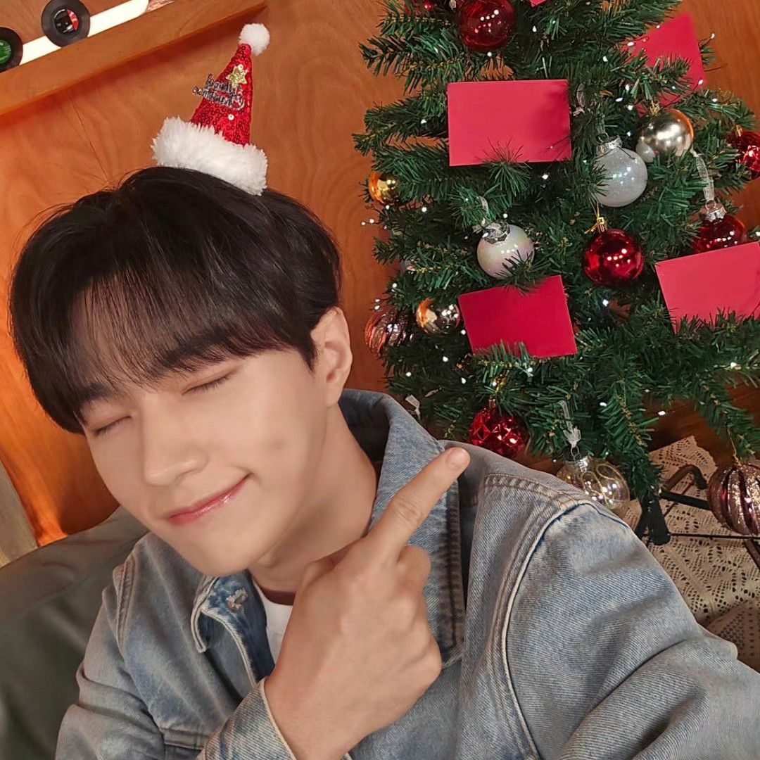 A moment captured by a fan of Kim Myungsoo (L)