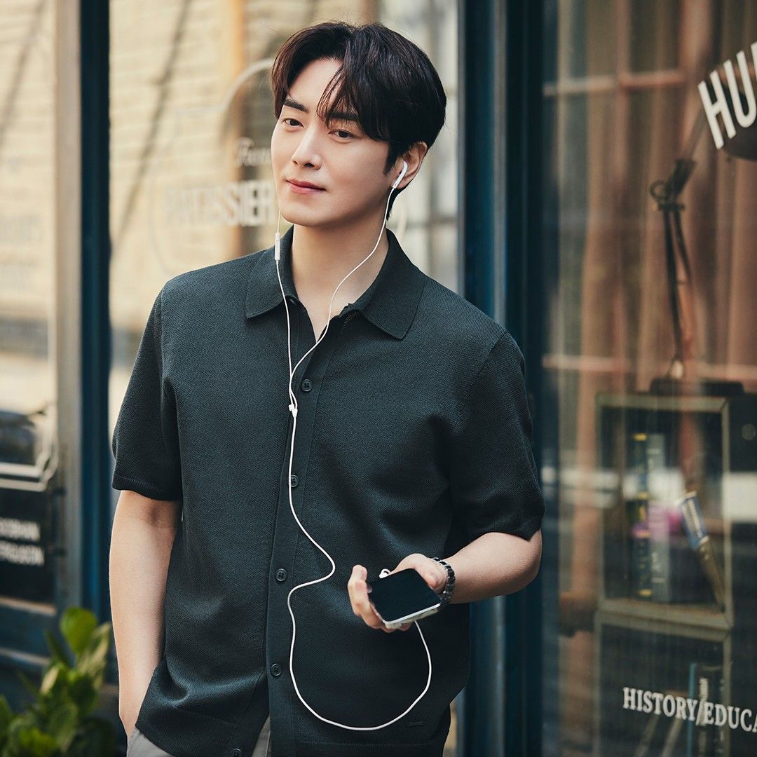 Behind-the-scenes cut of Lee Joonhyuk