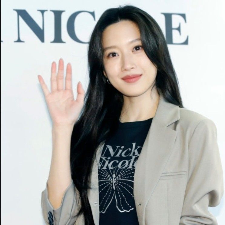 Behind-the-scenes cut of Mun Kayoung