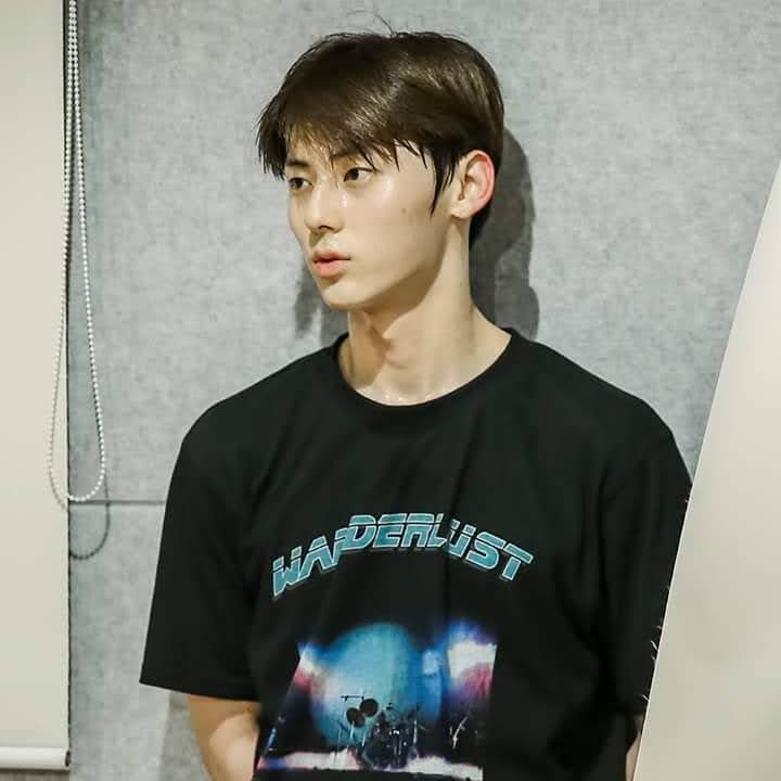 A moment captured by a fan of Hwang Minhyun
