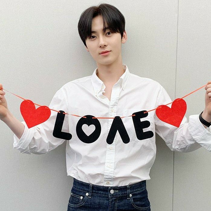 A moment captured by a fan of Hwang Minhyun
