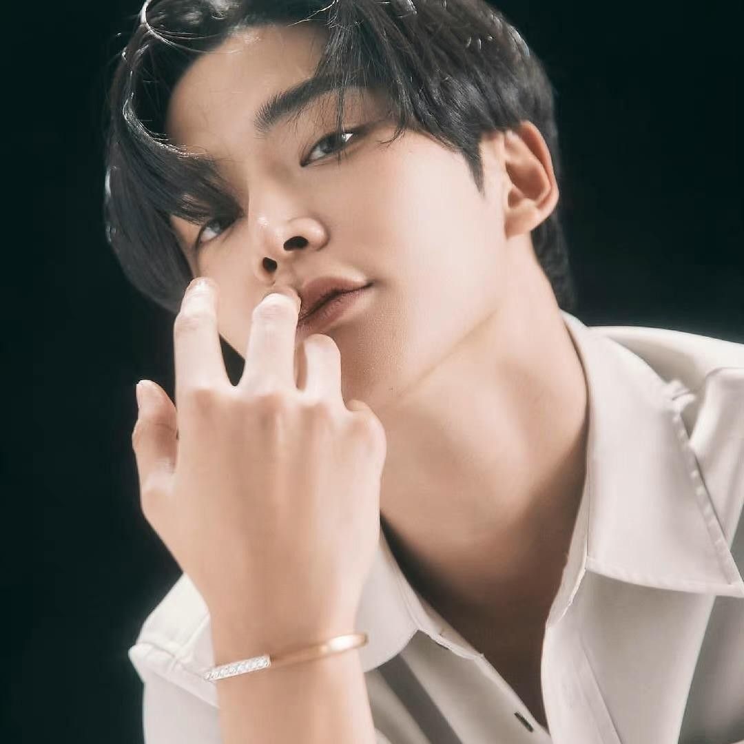 A moment captured by a fan of Rowoon
