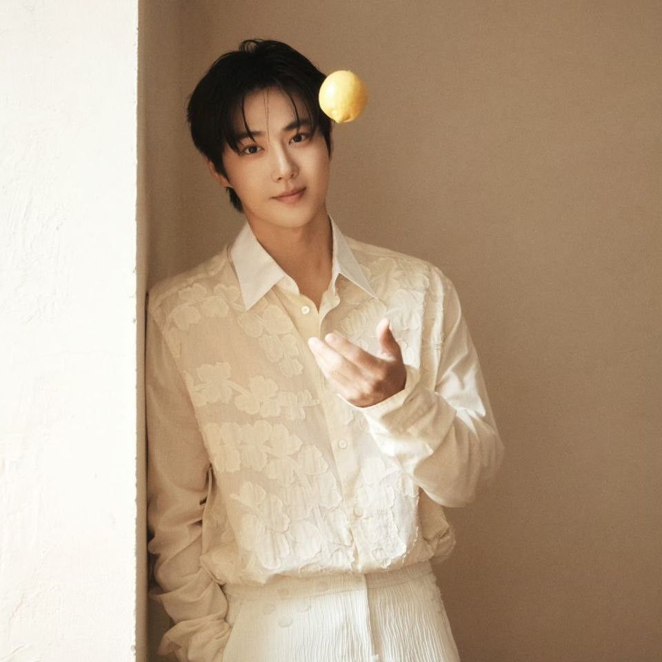 Behind-the-scenes cut of Suho