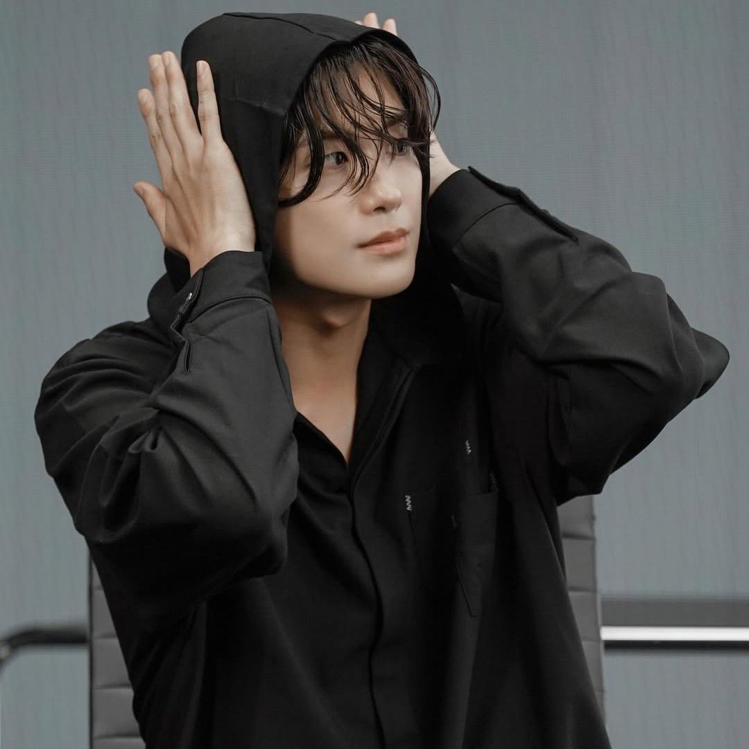 A moment captured by a fan of Park Hyungsik