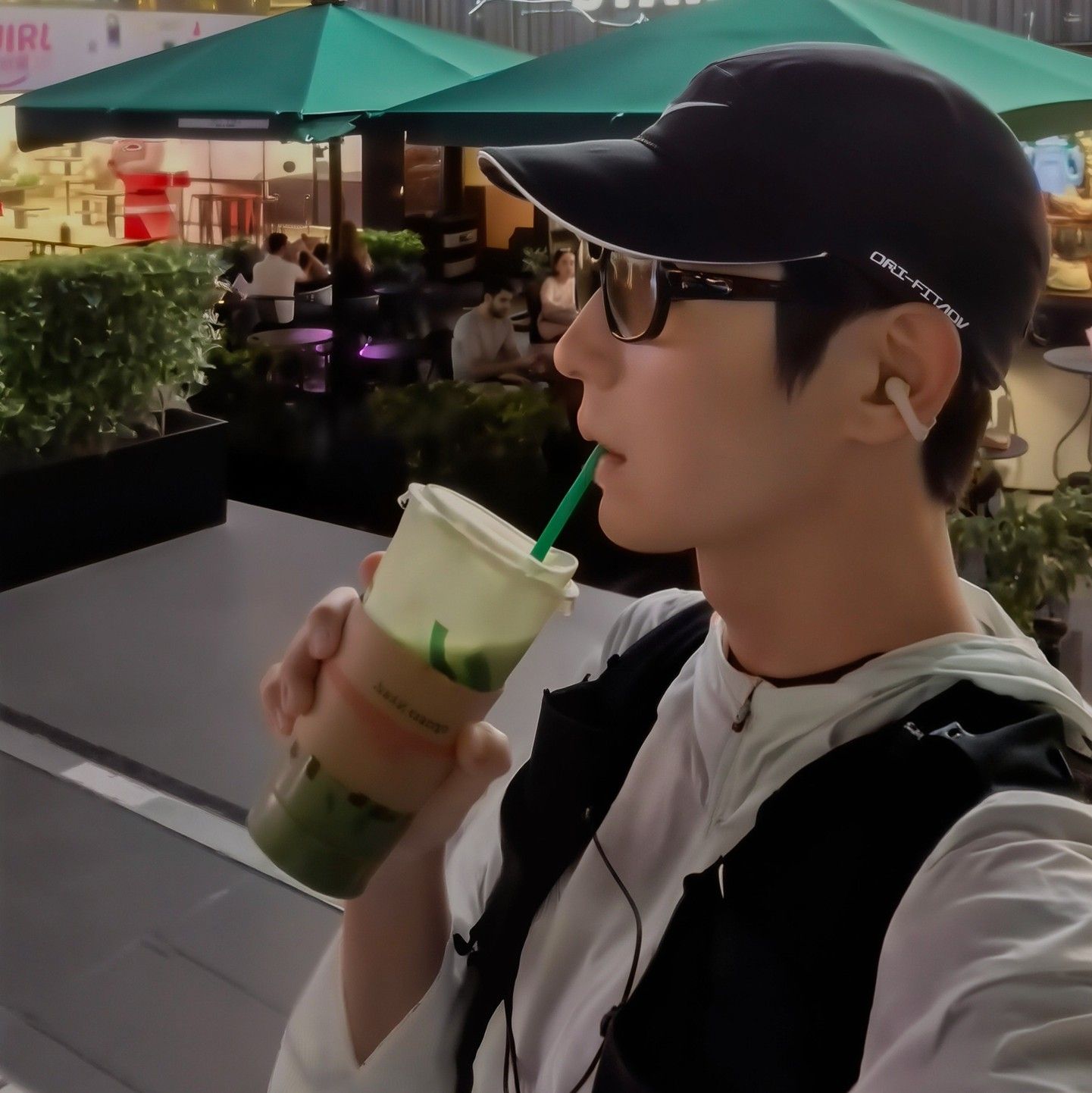 Behind-the-scenes cut of Lee Joongi