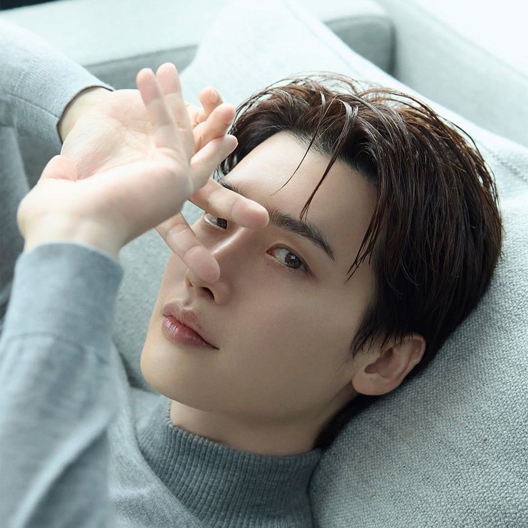 Behind-the-scenes cut of Lee Jongsuk