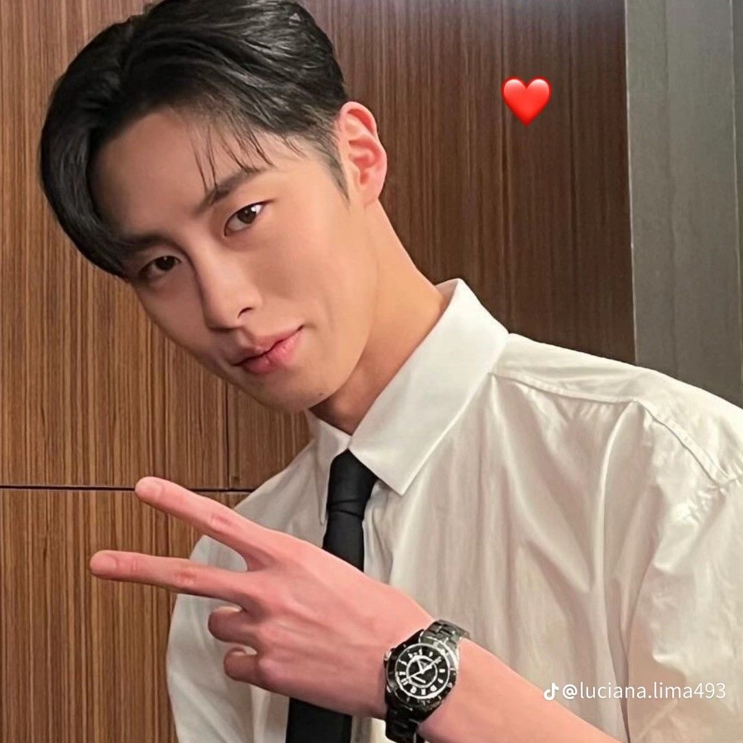 A moment captured by a fan of Lee Jaewook