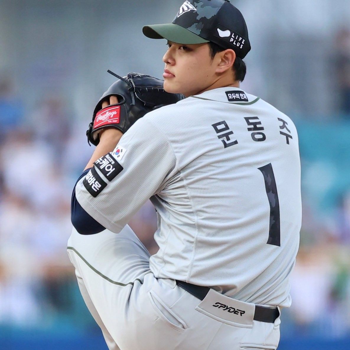 Behind-the-scenes cut of Moon Dongju