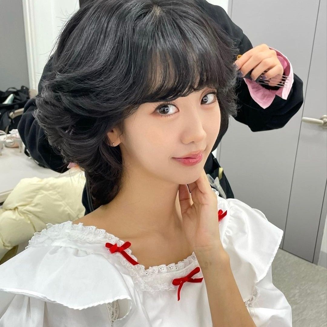 Behind-the-scenes cut of Kang Hyeyeon