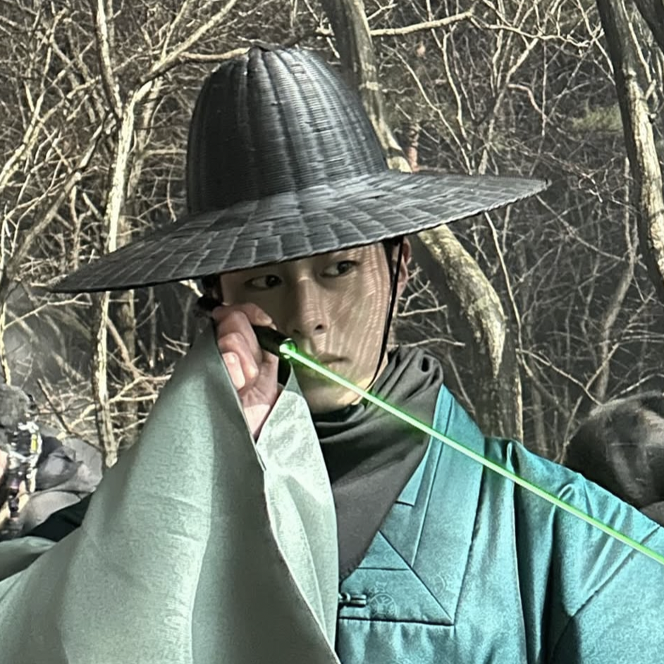 Behind-the-scenes cut of Lee Jaewook