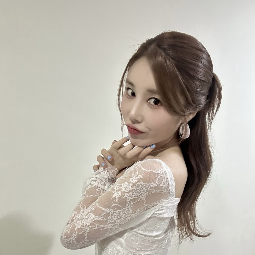 Behind-the-scenes cut of Kim Soyou