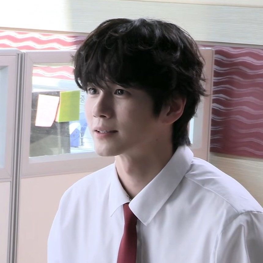 粉丝拍下的邕圣祐瞬间