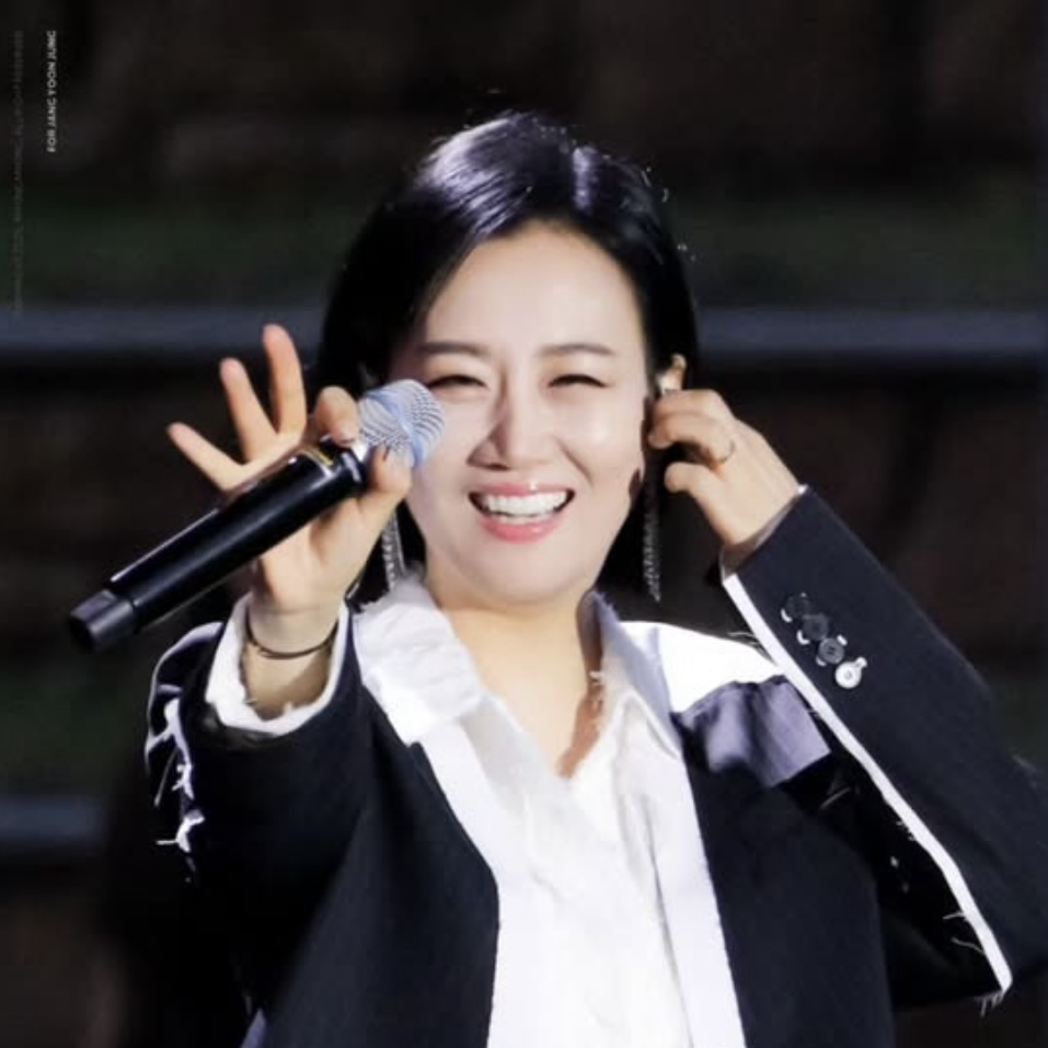 A moment captured by a fan of Jang Yoonjeong