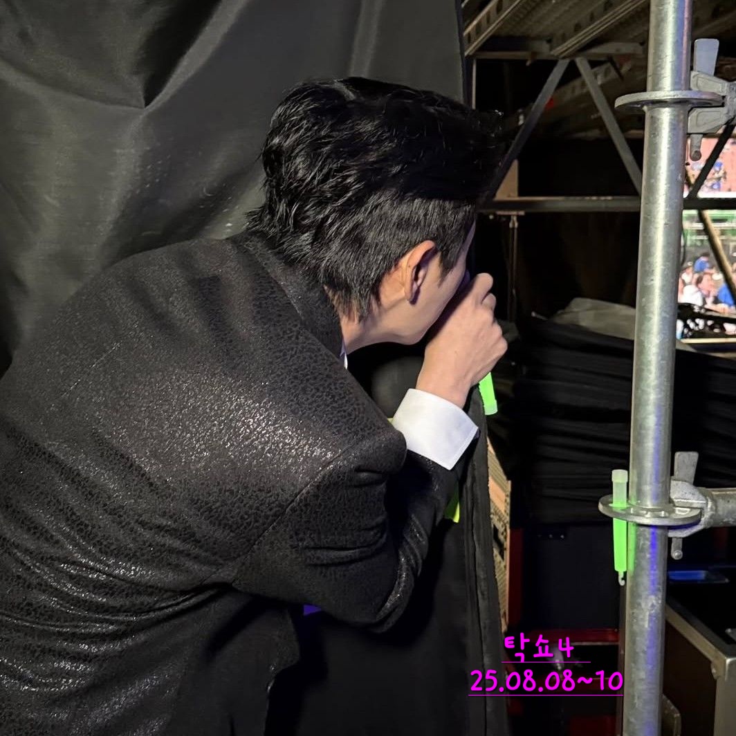 A moment captured by a fan of Young Tak