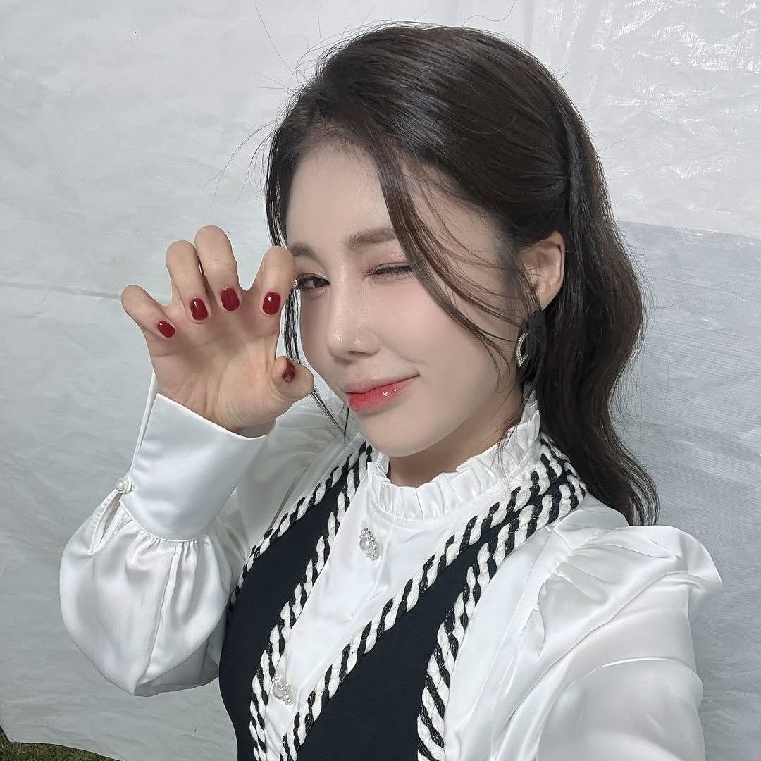 Behind-the-scenes cut of Kim Soyou