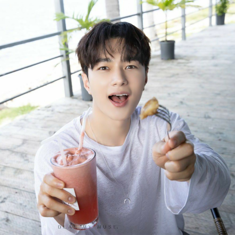 Latest photo of Kim Myungsoo (L)