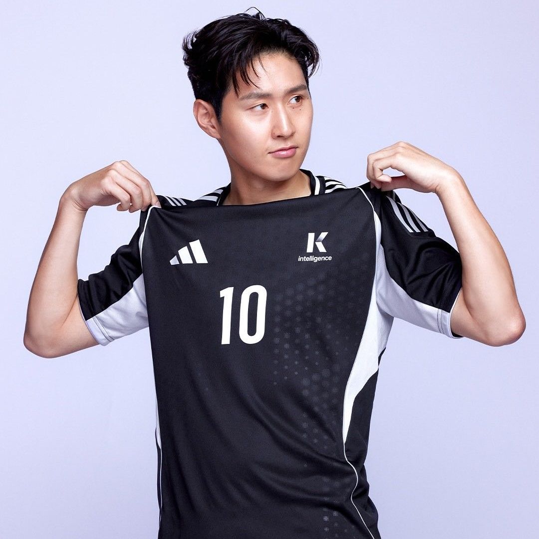 Behind-the-scenes cut of Lee KangIn