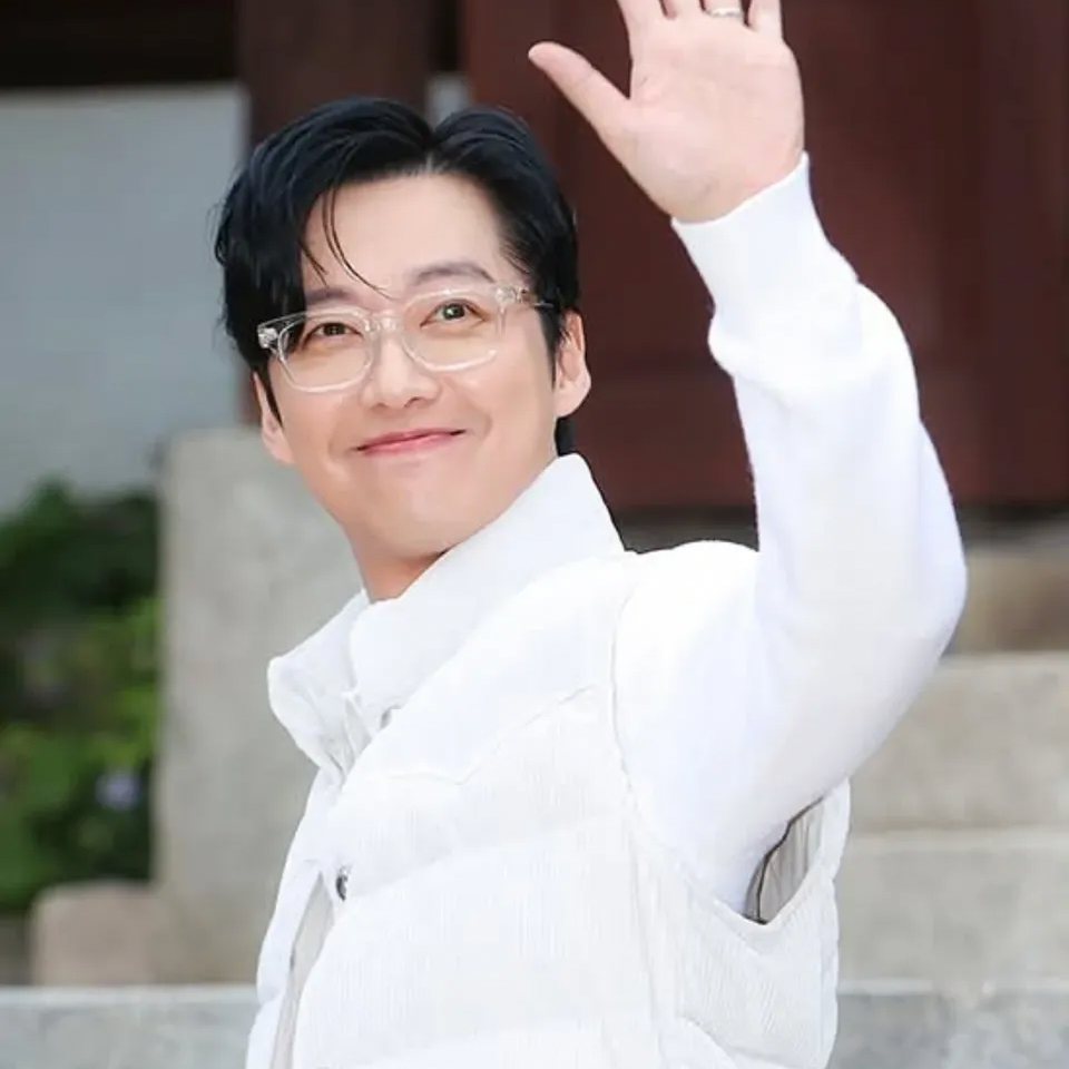 Behind-the-scenes cut of Namkoong Min