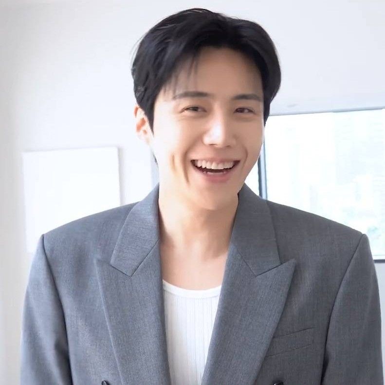 Behind-the-scenes cut of Kim Seonho