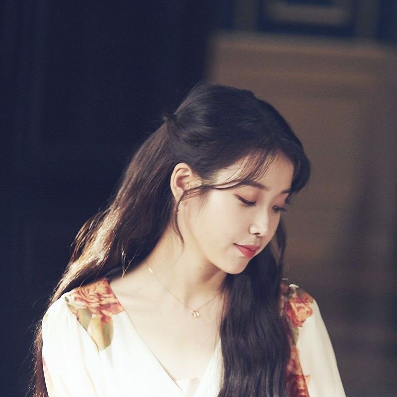 Behind-the-scenes cut of IU