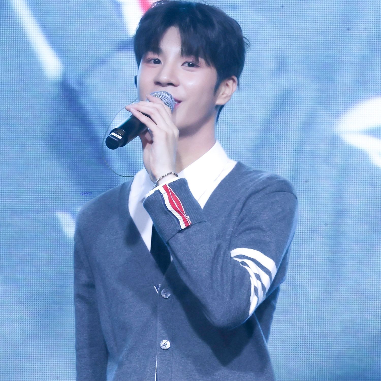A moment captured by a fan of Jeong Dongwon