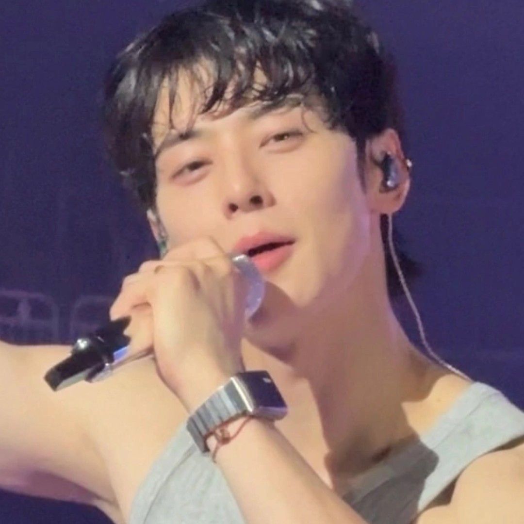 A moment captured by a fan of Cha Eunwoo