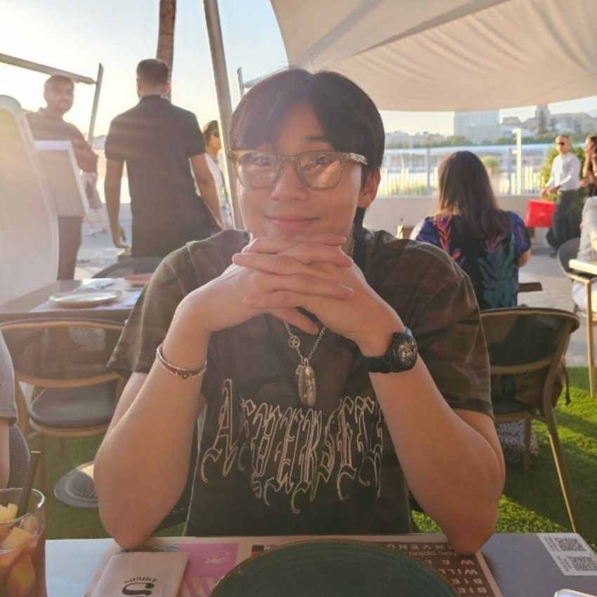 A moment captured by a fan of Park Seojoon