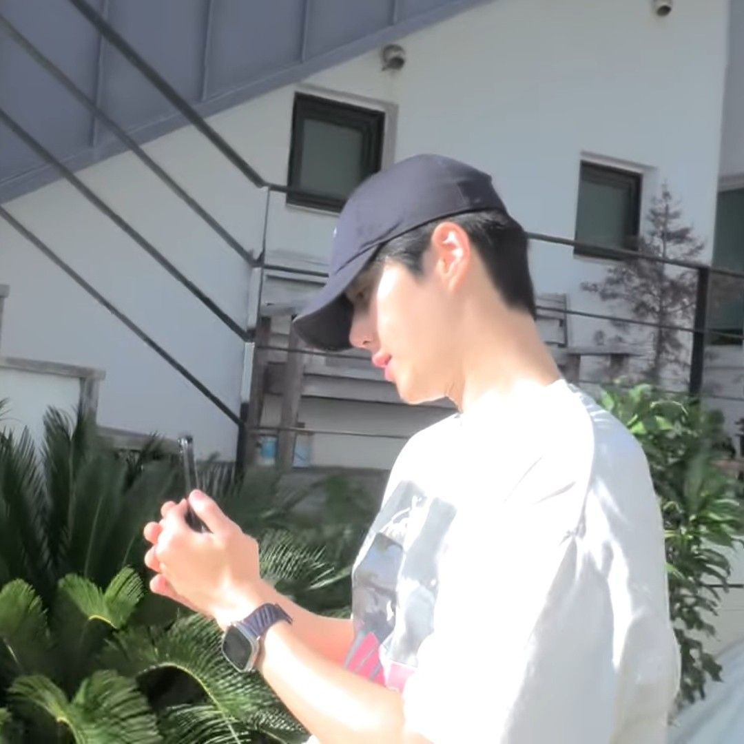 Behind-the-scenes cut of Kim Seonho
