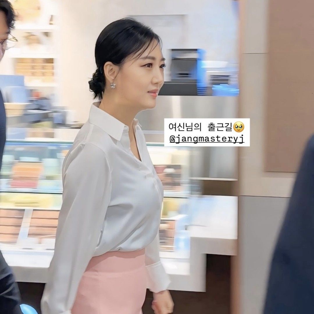 A moment captured by a fan of Jang Yoonjeong