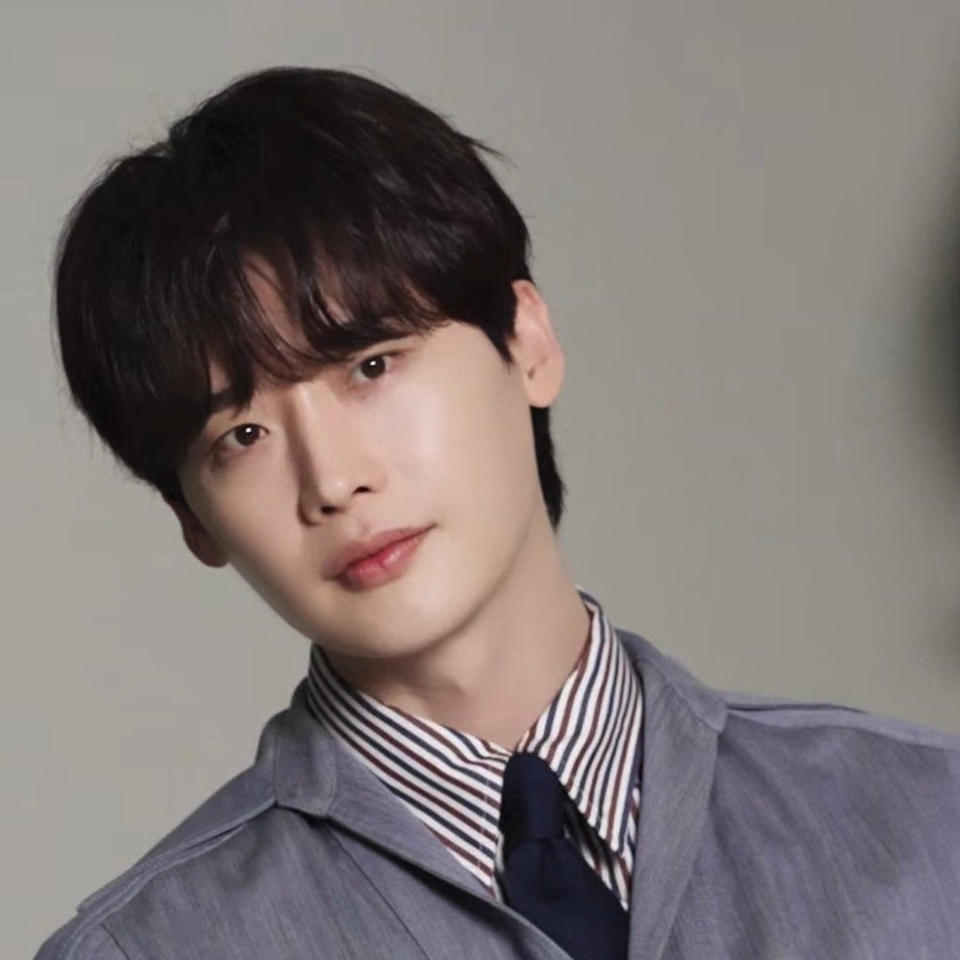 Recent activity shot of Lee Jongsuk
