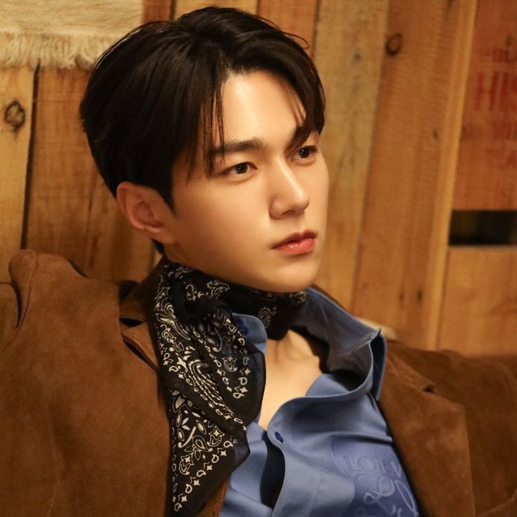 A moment captured by a fan of Kim Myungsoo (L)