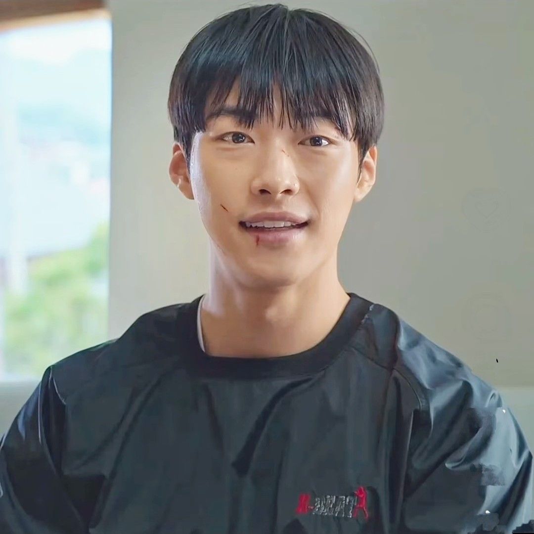 A moment captured by a fan of Woo Dohwan