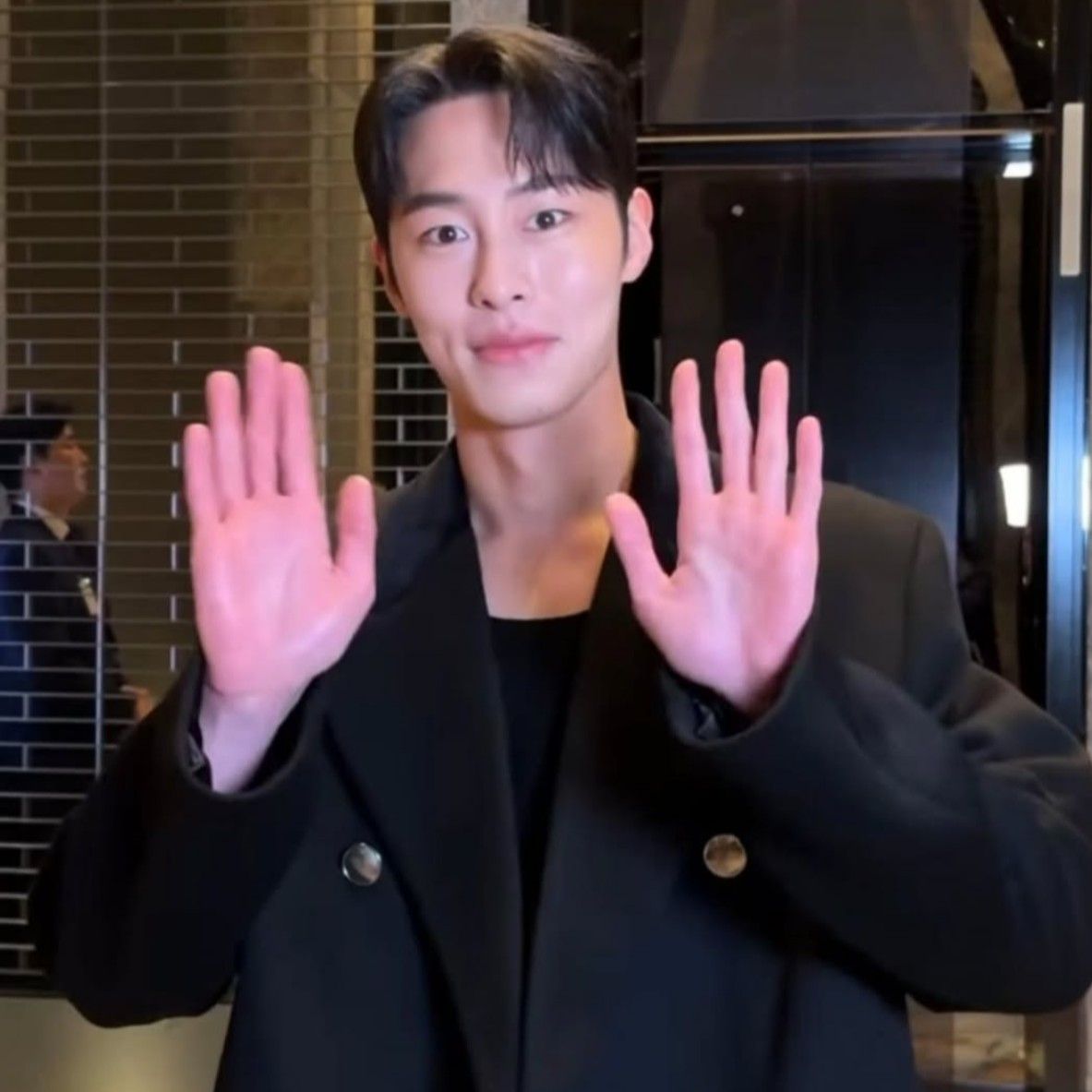 Cuplikan di balik layar dari Lee Jaewook