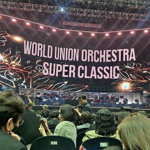 粉丝拍下的金浩中瞬间