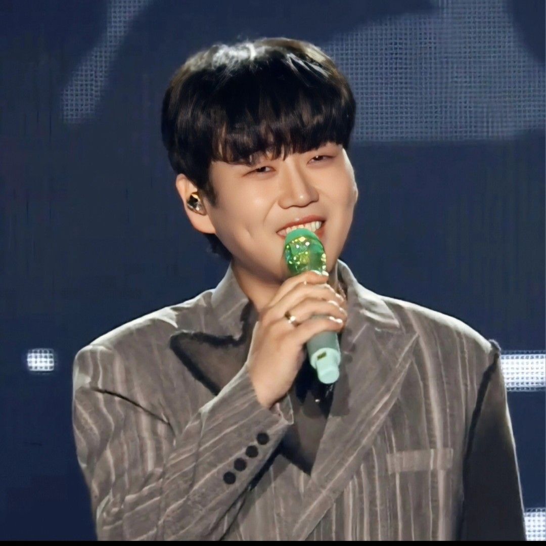 A moment captured by a fan of Hwang Youngwoong