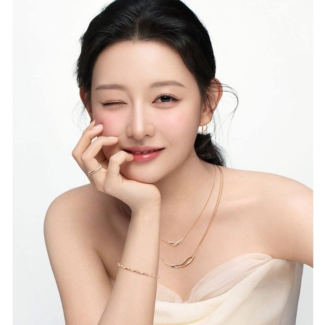 Behind-the-scenes cut of Kim Jiwon