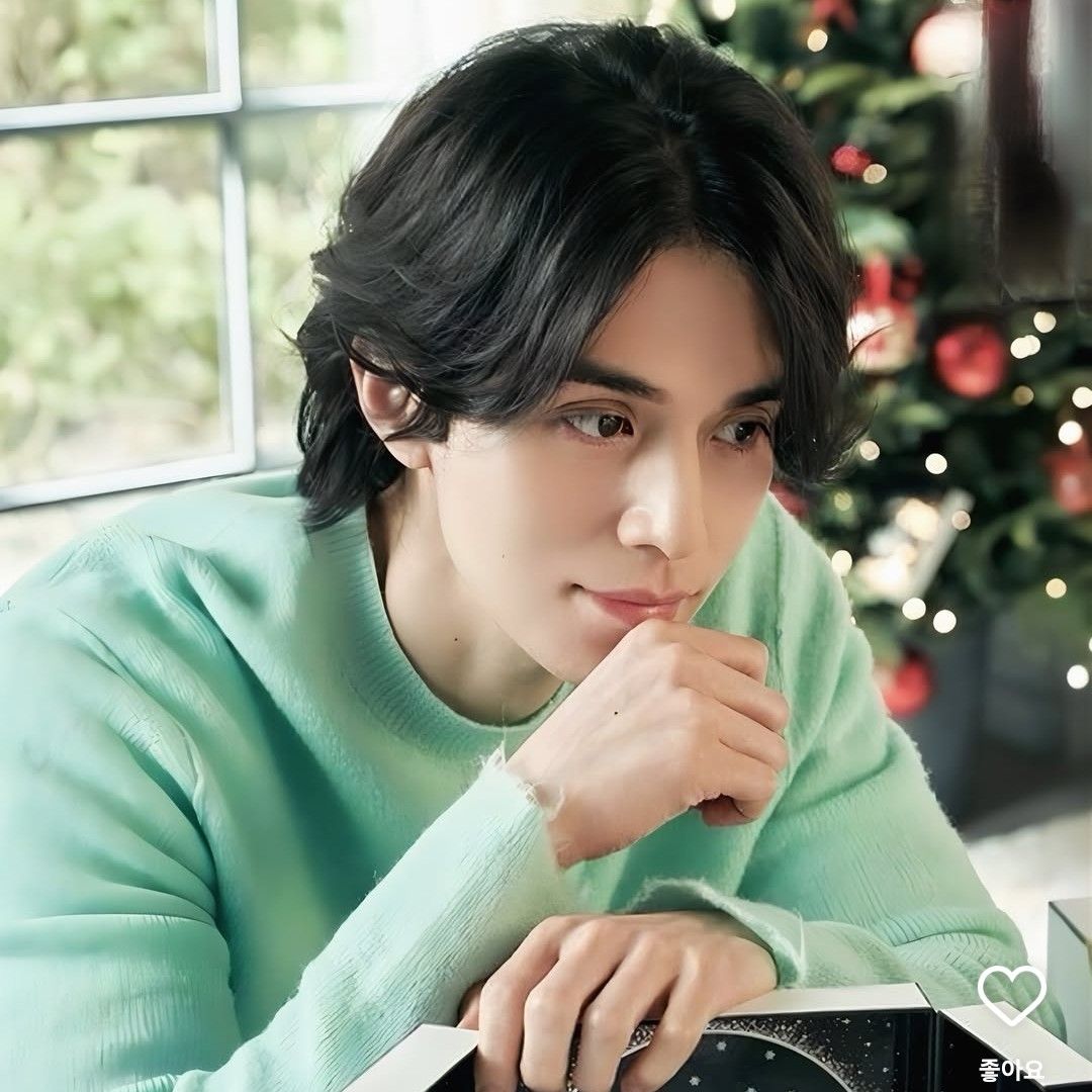 A moment captured by a fan of Lee Dongwook