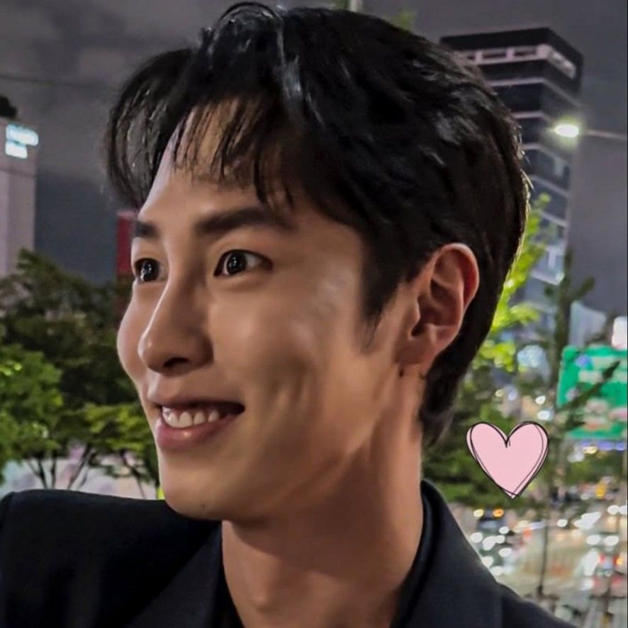 A moment captured by a fan of Lee Jaewook