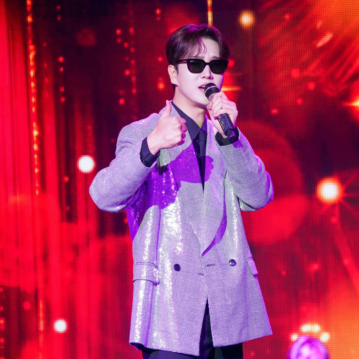 A moment captured by a fan of Song Minjun