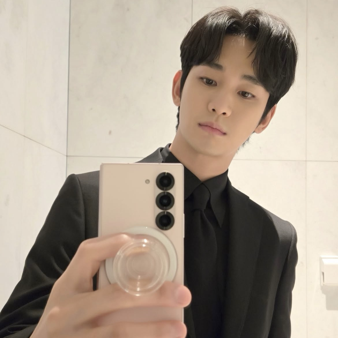 金秀賢的最新照片